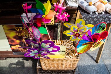 Varşova, Polonya - 28 Mayıs 2023 Dekoratif eşyalar ve hediyelik eşya dükkanında satılan çeşitli hediyeler, turistler Varşova 'dan tipik Polonya dekoratif nesnelerini evlerine götürdüler.