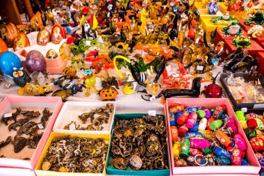 Varşova, Polonya - 28 Mayıs 2023 Dekoratif eşyalar ve hediyelik eşya dükkanında satılan çeşitli hediyeler, turistler Varşova 'dan tipik Polonya dekoratif nesnelerini evlerine götürdüler.