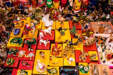 Varşova, Polonya - 28 Mayıs 2023 Dekoratif eşyalar ve hediyelik eşya dükkanında satılan çeşitli hediyeler, turistler Varşova 'dan tipik Polonya dekoratif nesnelerini evlerine götürdüler.