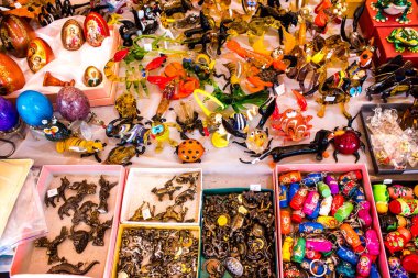 Varşova, Polonya - 28 Mayıs 2023 Dekoratif eşyalar ve hediyelik eşya dükkanında satılan çeşitli hediyeler, turistler Varşova 'dan tipik Polonya dekoratif nesnelerini evlerine götürdüler.