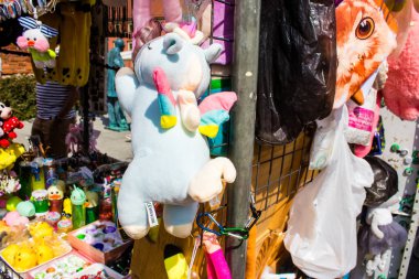 Varşova, Polonya - 28 Mayıs 2023 Dekoratif eşyalar ve hediyelik eşya dükkanında satılan çeşitli hediyeler, turistler Varşova 'dan tipik Polonya dekoratif nesnelerini evlerine götürdüler.