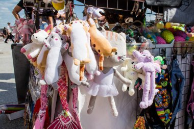 Varşova, Polonya - 28 Mayıs 2023 Dekoratif eşyalar ve hediyelik eşya dükkanında satılan çeşitli hediyeler, turistler Varşova 'dan tipik Polonya dekoratif nesnelerini evlerine götürdüler.