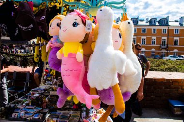 Varşova, Polonya - 28 Mayıs 2023 Dekoratif eşyalar ve hediyelik eşya dükkanında satılan çeşitli hediyeler, turistler Varşova 'dan tipik Polonya dekoratif nesnelerini evlerine götürdüler.