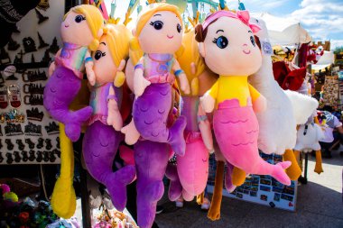 Varşova, Polonya - 28 Mayıs 2023 Dekoratif eşyalar ve hediyelik eşya dükkanında satılan çeşitli hediyeler, turistler Varşova 'dan tipik Polonya dekoratif nesnelerini evlerine götürdüler.