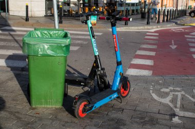 Varşova, Polonya - 28 Mayıs 2023 Varşova sokaklarına park edilmiş elektrikli scooter, küçük bir iç yanmalı motorlar ve merkezde bir güverte ile çalışıyor.