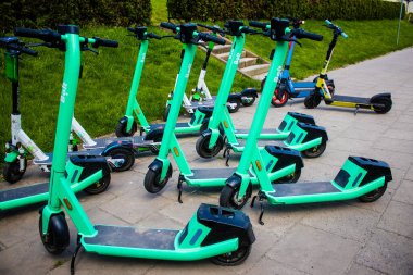 Varşova, Polonya - 28 Mayıs 2023 Varşova sokaklarına park edilmiş elektrikli scooter, küçük bir iç yanmalı motorlar ve merkezde bir güverte ile çalışıyor.