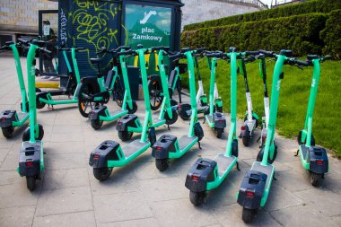 Varşova, Polonya - 28 Mayıs 2023 Varşova sokaklarına park edilmiş elektrikli scooter, küçük bir iç yanmalı motorlar ve merkezde bir güverte ile çalışıyor.