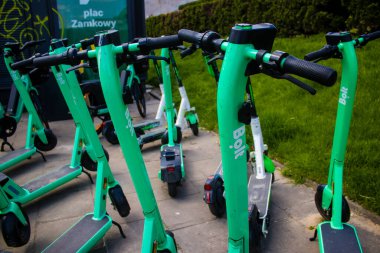 Varşova, Polonya - 28 Mayıs 2023 Varşova sokaklarına park edilmiş elektrikli scooter, küçük bir iç yanmalı motorlar ve merkezde bir güverte ile çalışıyor.