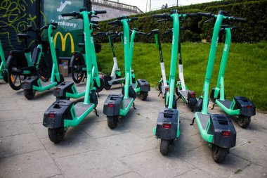 Varşova, Polonya - 28 Mayıs 2023 Varşova sokaklarına park edilmiş elektrikli scooter, küçük bir iç yanmalı motorlar ve merkezde bir güverte ile çalışıyor.