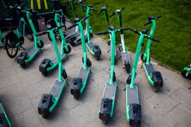 Varşova, Polonya - 28 Mayıs 2023 Varşova sokaklarına park edilmiş elektrikli scooter, küçük bir iç yanmalı motorlar ve merkezde bir güverte ile çalışıyor.