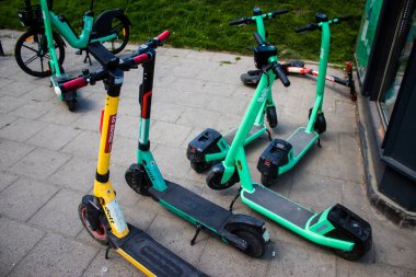 Varşova, Polonya - 28 Mayıs 2023 Varşova sokaklarına park edilmiş elektrikli scooter, küçük bir iç yanmalı motorlar ve merkezde bir güverte ile çalışıyor.