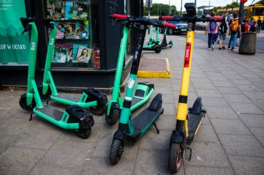Varşova, Polonya - 28 Mayıs 2023 Varşova sokaklarına park edilmiş elektrikli scooter, küçük bir iç yanmalı motorlar ve merkezde bir güverte ile çalışıyor.