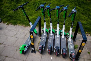 Varşova, Polonya - 28 Mayıs 2023 Varşova sokaklarına park edilmiş elektrikli scooter, küçük bir iç yanmalı motorlar ve merkezde bir güverte ile çalışıyor.