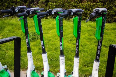 Varşova, Polonya - 28 Mayıs 2023 Varşova sokaklarına park edilmiş elektrikli scooter, küçük bir iç yanmalı motorlar ve merkezde bir güverte ile çalışıyor.