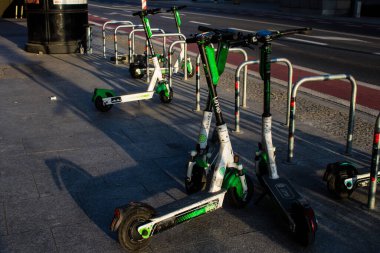 Varşova, Polonya - 28 Mayıs 2023 Varşova sokaklarına park edilmiş elektrikli scooter, küçük bir iç yanmalı motorlar ve merkezde bir güverte ile çalışıyor.