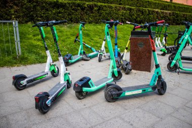 Varşova, Polonya - 28 Mayıs 2023 Varşova sokaklarına park edilmiş elektrikli scooter, küçük bir iç yanmalı motorlar ve merkezde bir güverte ile çalışıyor.