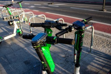 Varşova, Polonya - 28 Mayıs 2023 Varşova sokaklarına park edilmiş elektrikli scooter, küçük bir iç yanmalı motorlar ve merkezde bir güverte ile çalışıyor.