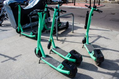 Varşova, Polonya - 28 Mayıs 2023 Varşova sokaklarına park edilmiş elektrikli scooter, küçük bir iç yanmalı motorlar ve merkezde bir güverte ile çalışıyor.