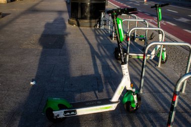 Varşova, Polonya - 28 Mayıs 2023 Varşova sokaklarına park edilmiş elektrikli scooter, küçük bir iç yanmalı motorlar ve merkezde bir güverte ile çalışıyor.