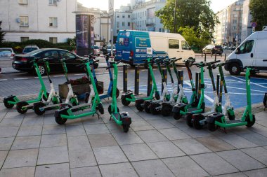 Varşova, Polonya - 28 Mayıs 2023 Varşova sokaklarına park edilmiş elektrikli scooter, küçük bir iç yanmalı motorlar ve merkezde bir güverte ile çalışıyor.