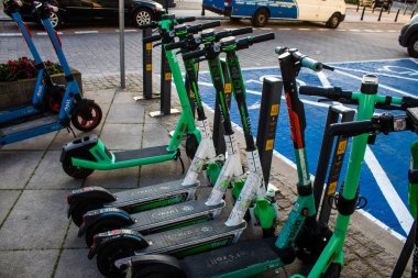 Varşova, Polonya - 28 Mayıs 2023 Varşova sokaklarına park edilmiş elektrikli scooter, küçük bir iç yanmalı motorlar ve merkezde bir güverte ile çalışıyor.