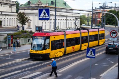 Varşova, Polonya - 28 Mayıs 2023 Varşova sokaklarında elektrik tramvayı ve şehrin ulaşım sisteminin bir parçası..