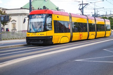 Varşova, Polonya - 28 Mayıs 2023 Varşova sokaklarında elektrik tramvayı ve şehrin ulaşım sisteminin bir parçası..