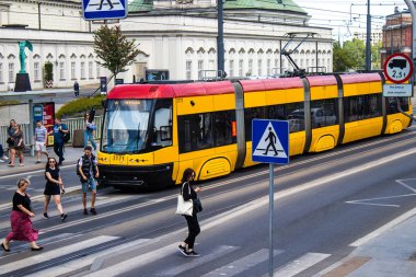 Varşova, Polonya - 28 Mayıs 2023 Varşova sokaklarında elektrik tramvayı ve şehrin ulaşım sisteminin bir parçası..