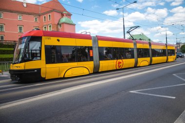 Varşova, Polonya - 28 Mayıs 2023 Varşova sokaklarında elektrik tramvayı ve şehrin ulaşım sisteminin bir parçası..
