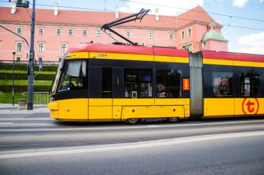 Varşova, Polonya - 28 Mayıs 2023 Varşova sokaklarında elektrik tramvayı ve şehrin ulaşım sisteminin bir parçası..