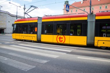 Varşova, Polonya - 28 Mayıs 2023 Varşova sokaklarında elektrik tramvayı ve şehrin ulaşım sisteminin bir parçası..