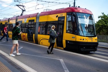 Varşova, Polonya - 28 Mayıs 2023 Varşova sokaklarında elektrik tramvayı ve şehrin ulaşım sisteminin bir parçası..