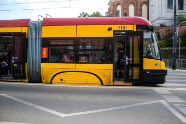 Varşova, Polonya - 28 Mayıs 2023 Varşova sokaklarında elektrik tramvayı ve şehrin ulaşım sisteminin bir parçası..