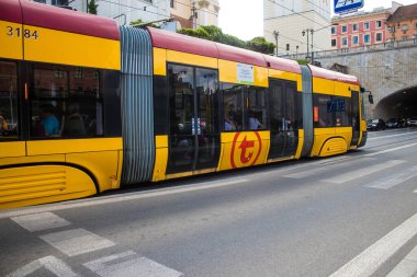 Varşova, Polonya - 28 Mayıs 2023 Varşova sokaklarında elektrik tramvayı ve şehrin ulaşım sisteminin bir parçası..