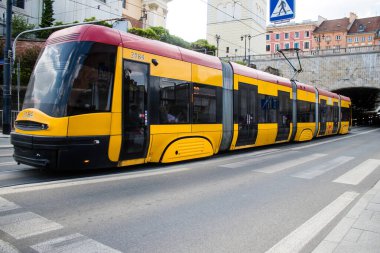 Varşova, Polonya - 28 Mayıs 2023 Varşova sokaklarında elektrik tramvayı ve şehrin ulaşım sisteminin bir parçası..