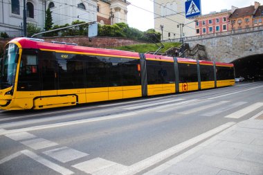 Varşova, Polonya - 28 Mayıs 2023 Varşova sokaklarında elektrik tramvayı ve şehrin ulaşım sisteminin bir parçası..
