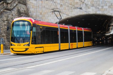 Varşova, Polonya - 28 Mayıs 2023 Varşova sokaklarında elektrik tramvayı ve şehrin ulaşım sisteminin bir parçası..