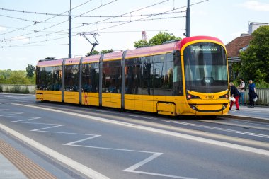 Varşova, Polonya - 28 Mayıs 2023 Varşova sokaklarında elektrik tramvayı ve şehrin ulaşım sisteminin bir parçası..