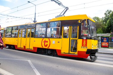 Varşova, Polonya - 28 Mayıs 2023 Varşova sokaklarında elektrik tramvayı ve şehrin ulaşım sisteminin bir parçası..