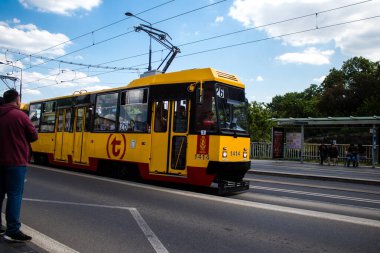 Varşova, Polonya - 28 Mayıs 2023 Varşova sokaklarında elektrik tramvayı ve şehrin ulaşım sisteminin bir parçası..