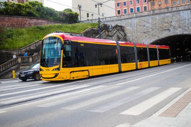 Varşova, Polonya - 28 Mayıs 2023 Varşova sokaklarında elektrik tramvayı ve şehrin ulaşım sisteminin bir parçası..