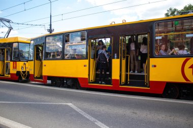 Varşova, Polonya - 28 Mayıs 2023 Varşova sokaklarında elektrik tramvayı ve şehrin ulaşım sisteminin bir parçası..