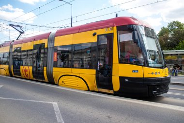 Varşova, Polonya - 28 Mayıs 2023 Varşova sokaklarında elektrik tramvayı ve şehrin ulaşım sisteminin bir parçası..
