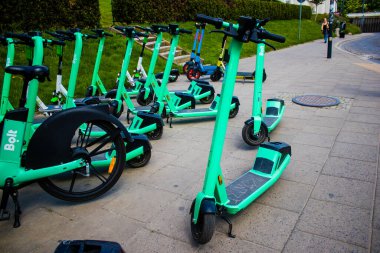 Varşova, Polonya - 28 Mayıs 2023 Varşova sokaklarına park edilmiş elektrikli scooter, küçük bir iç yanmalı motorlar ve merkezde bir güverte ile çalışıyor.