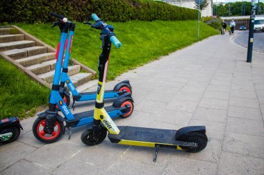 Varşova, Polonya - 28 Mayıs 2023 Varşova sokaklarına park edilmiş elektrikli scooter, küçük bir iç yanmalı motorlar ve merkezde bir güverte ile çalışıyor.