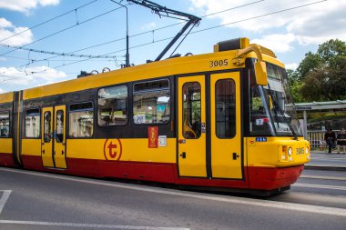 Varşova, Polonya - 28 Mayıs 2023 Varşova sokaklarında elektrik tramvayı ve şehrin ulaşım sisteminin bir parçası..