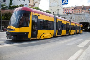 Varşova, Polonya - 28 Mayıs 2023 Varşova sokaklarında elektrik tramvayı ve şehrin ulaşım sisteminin bir parçası..