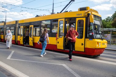 Varşova, Polonya - 28 Mayıs 2023 Varşova sokaklarında elektrik tramvayı ve şehrin ulaşım sisteminin bir parçası..