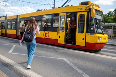 Varşova, Polonya - 28 Mayıs 2023 Varşova sokaklarında elektrik tramvayı ve şehrin ulaşım sisteminin bir parçası..