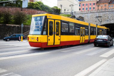 Varşova, Polonya - 28 Mayıs 2023 Varşova sokaklarında elektrik tramvayı ve şehrin ulaşım sisteminin bir parçası..